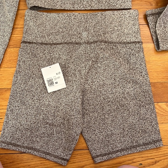 NWT Forever 21 Long Sleeve Cutout Crop Top High Rise Biker Shorts Medium - Picture 8 of 8